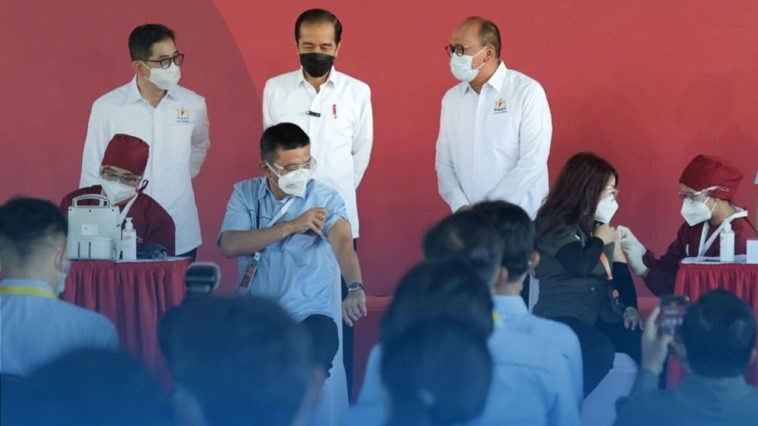 Jokowi Tinjau Vaksinasi Gotong Royong di Cikarang