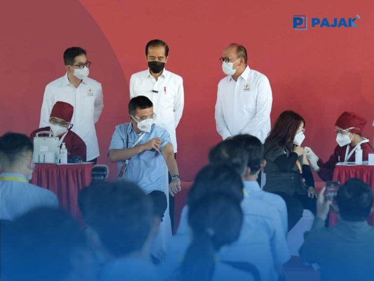 Jokowi Tinjau Vaksinasi Gotong Royong di Cikarang