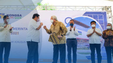 Menko Airlangga Serahkan 2 PP KEK di Batam