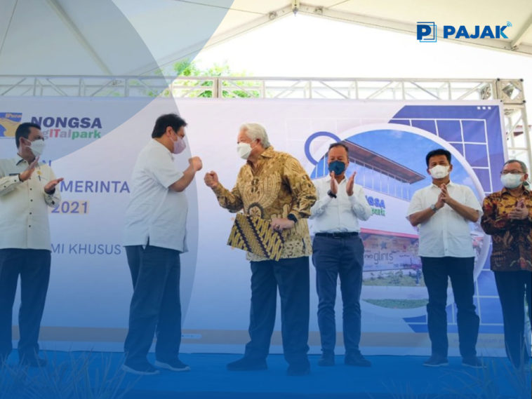 Menko Airlangga Serahkan 2 PP KEK di Batam