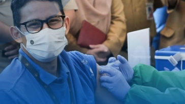 Menteri Sandiaga dan 3.300 Pelaku Parekraf Divaksin AstraZeneca