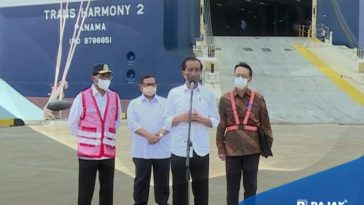 Jokowi Meninjau Ekspor Mobil