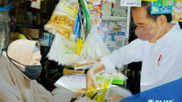 Jokowi Beri BLT Minyak Goreng