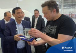 Elon Musk Pegang Permen