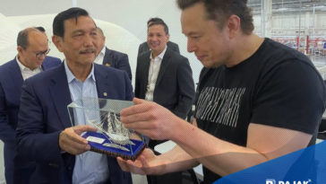 Elon Musk Pegang Permen