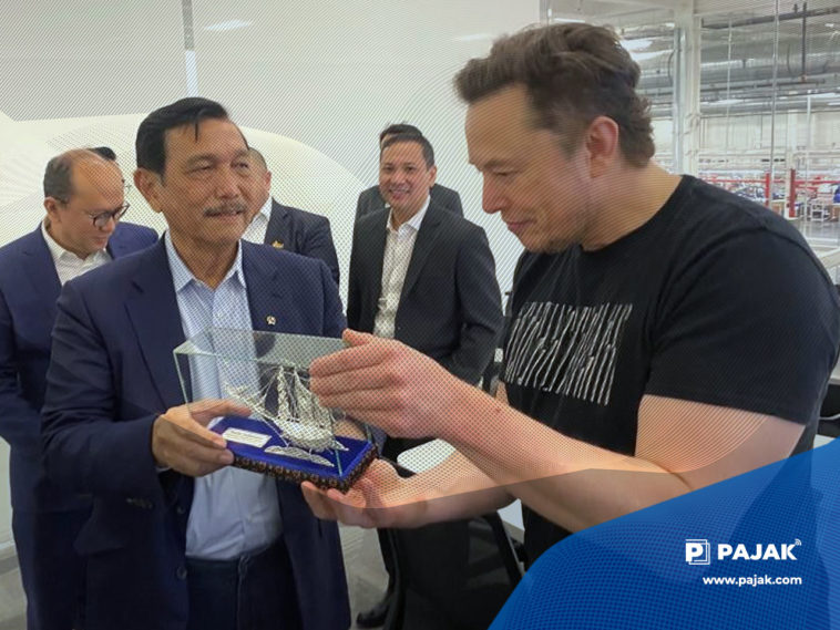 Elon Musk Pegang Permen