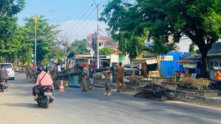 Pemkab Indramayu Lakukan Penertiban Reklame