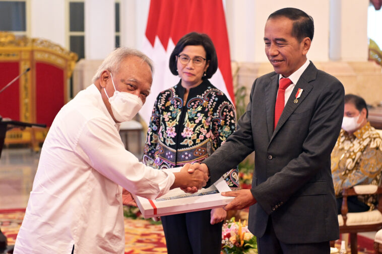 Jokowi Serahkan DIPA dan TKDD