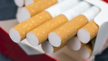 Jokowi Larang Jual Rokok Ketengan Mulai 2023
