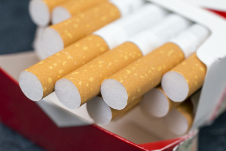 Jokowi Larang Jual Rokok Ketengan Mulai 2023