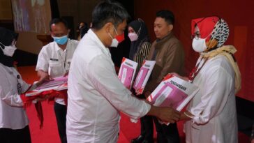 Bupati magelang berikan penghargaan