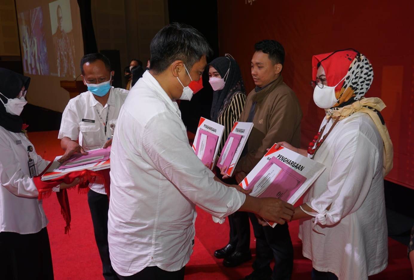 Bupati magelang berikan penghargaan