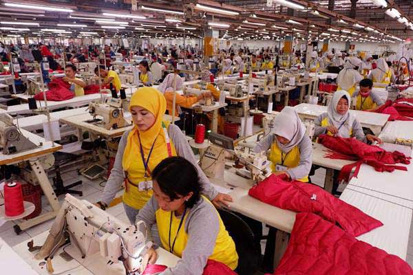 Karyawan Pabrik Bayar Pajak Melalui Samsat Kawin