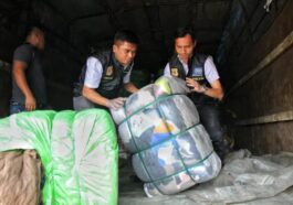 Bea Cukai Musnahkan 7.363 Bal Pakaian Bekas