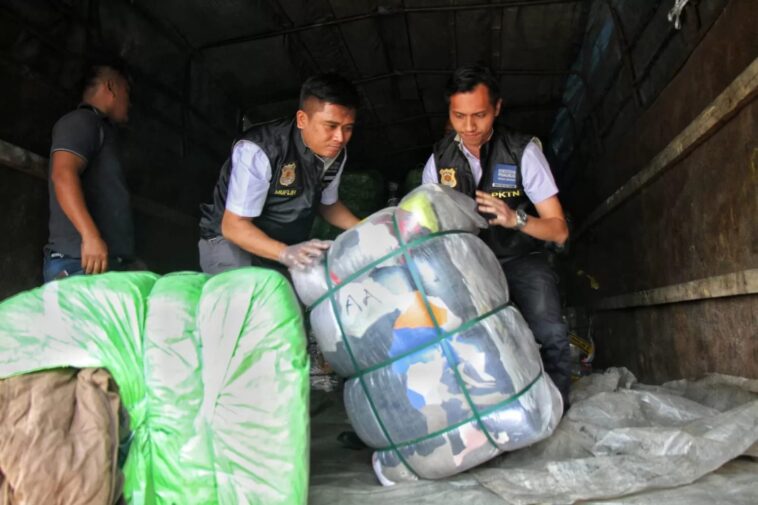 Bea Cukai Musnahkan 7.363 Bal Pakaian Bekas