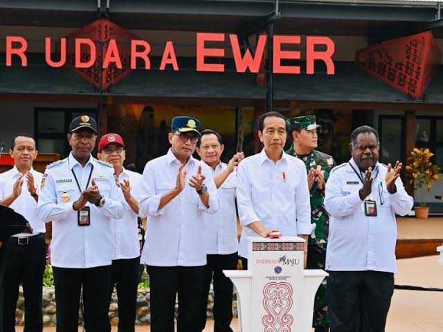 jokowi resmikan bandara ewer
