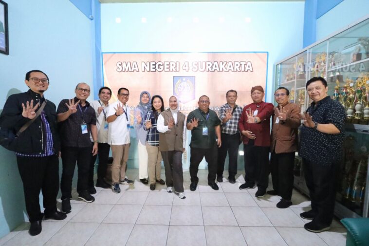 Kanwil DJP Jakbar Bagikan Buku Perpajakan