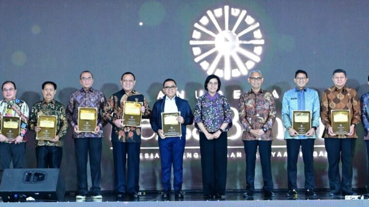 Sri Mulyani Beri Penghargaan