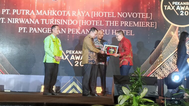 Pemkot Pekanbaru Beri Penghargaan