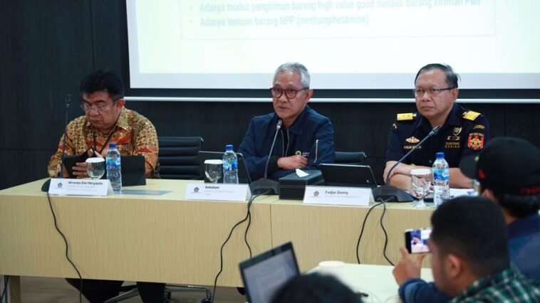 Apa Bedanya Imigrasi dan Bea Cukai? - PAJAK.COM