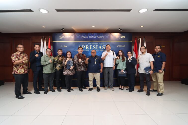 Penghargaan “Pajak untuk Negeri” dari Kanwil DJP Jakbar