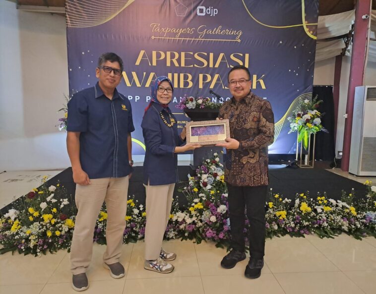 KPP Pratama Pondok Gede Apresiasi 100 Wajib Pajak Patuh