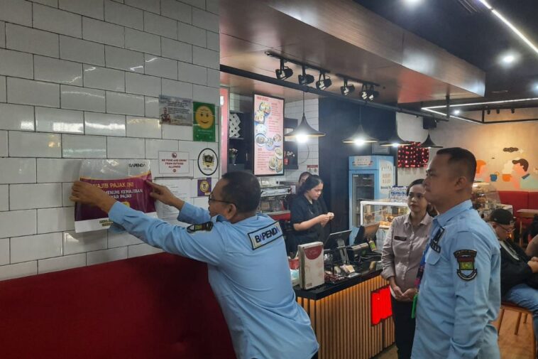 Pemkab Tangerang Pasang Stiker bagi Restoran Penunggak Pajak