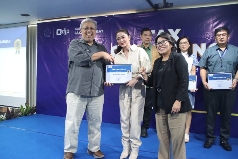 Dewi Perssik dan 109 Wajib Pajak Patuh