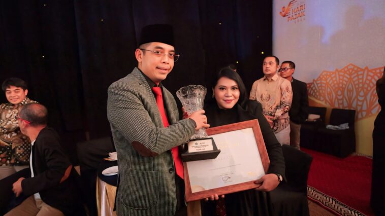 PAJAK.COM Terima Penghargaan DJP