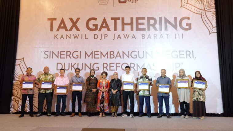 Kanwil DJP Jabar III Beri Penghargaan