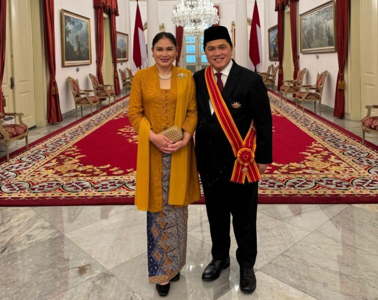 Jokowi Berikan 64 Tanda Kehormatan ke Tokoh Bangsa