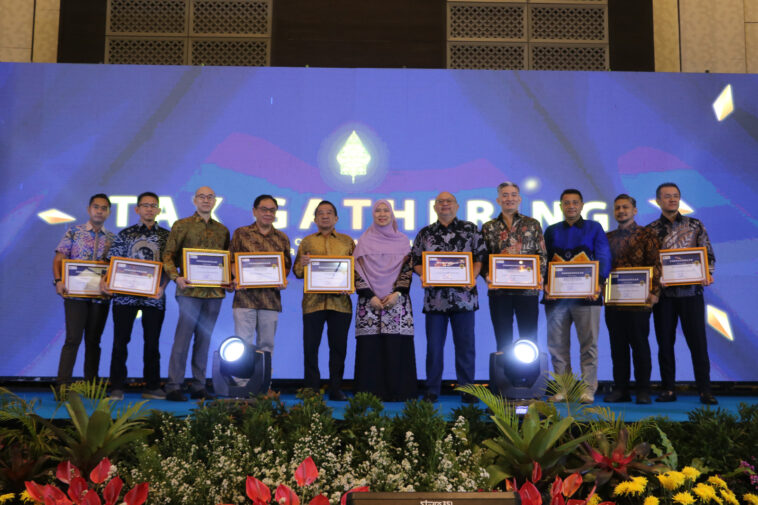 Kanwil DJP Jateng I Beri Penghargaan