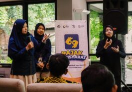 Kanwil DJP Jabar III Ajak Penyandang Disabilitas Patuh Pajak  Pajak.com, Bogor – Kantor Wilayah Direktorat Jenderal Pajak Jawa Barat III (Kanwil DJP Jabar III) menggelar program Pajak Berisyarat kepada penyandang disabilitas Teman Tuli, sebagai anggota dari Gerakan untuk Kesejahteraan Tunarungu Indonesia (GERKATIN) Kota Bogor dan Depok. Melalui acara yang digelar untuk memperingati Hari Disabilitas Internasional ini bertujuan untuk mengajak penyandang disabilitas patuh pajak. Kepala Kanwil DJP Jabar III Romadhaniah menuturkan bahwa acara ini diharapkan agar Teman Tuli dapat lebih memahami hak dan kewajiban perpajakan, sehingga meningkatkan partisipasi aktif dalam pembangunan negara melalui kepatuhan pajak. “Di Indonesia terdapat 22,9 juta penyandang disabilitas, termasuk 6 juta jiwa disabilitas berat. Menghadapi tantangan ini negara hadir melalui berbagai program strategis, seperti menyediakan 99.000 sekolah inklusi dan 2.250 sekolah khusus untuk memastikan kesetaraan dalam akses pendidikan,” jelas Romadhaniah dalam keterangan tertulis yang diterima Pajak.com, (9/12).   Hal senada juga diungkapkan Kepala Bidang Penyuluhan, Pelayanan, dan Hubungan Masyarakat Kanwil DJP Jabar III Roos Indrapurwati Y. Ia menekankan bahwa berbagai program pemerintah memerlukan dukungan anggaran yang kuat dalam anggaran pendapatan dan belanja negara (APBN) 2024. “Di sinilah peran pajak menjadi sangat vital. Pada APBN 2024, pajak menyumbang sekitar 82 persen dari total pendapatan negara atau sebesar Rp 2.309,9 triliun,” ungkap Roos. [irp posts="79768" ] Ia menambahkan, acara ini tidak hanya menjadi pengingat, tetapi juga menunjukkan bahwa pajak adalah komitmen bersama untuk menciptakan masa depan yang lebih baik dan inklusif. Dalam acara ini Fungsional Penyuluh Pajak Kanwil DJP Jabar III sebagai Juru Bahasa Isyarat Lala Krisnalia menyampaikan materi dasar perpajakan, yaitu daftar, hitung, bayar, dan lapor (DHBL). Lala juga memperkenalkan Sistem Inti Administrasi Perpajakan (SIAP) atau core tax dan mengingatkan untuk memadankan Nomor Induk Kependudukan (NIK) – Nomor Pokok Wajib Pajak (NPWP) kepada Teman Tuli. Secara umum core tax adalah aplikasi yang dirancang untuk mempermudah seluruh sistem administrasi perpajakan, termasuk bagi penyandang disabilitas.