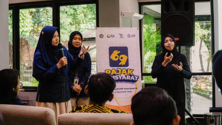 Kanwil DJP Jabar III Ajak Penyandang Disabilitas Patuh Pajak  Pajak.com, Bogor – Kantor Wilayah Direktorat Jenderal Pajak Jawa Barat III (Kanwil DJP Jabar III) menggelar program Pajak Berisyarat kepada penyandang disabilitas Teman Tuli, sebagai anggota dari Gerakan untuk Kesejahteraan Tunarungu Indonesia (GERKATIN) Kota Bogor dan Depok. Melalui acara yang digelar untuk memperingati Hari Disabilitas Internasional ini bertujuan untuk mengajak penyandang disabilitas patuh pajak. Kepala Kanwil DJP Jabar III Romadhaniah menuturkan bahwa acara ini diharapkan agar Teman Tuli dapat lebih memahami hak dan kewajiban perpajakan, sehingga meningkatkan partisipasi aktif dalam pembangunan negara melalui kepatuhan pajak. “Di Indonesia terdapat 22,9 juta penyandang disabilitas, termasuk 6 juta jiwa disabilitas berat. Menghadapi tantangan ini negara hadir melalui berbagai program strategis, seperti menyediakan 99.000 sekolah inklusi dan 2.250 sekolah khusus untuk memastikan kesetaraan dalam akses pendidikan,” jelas Romadhaniah dalam keterangan tertulis yang diterima Pajak.com, (9/12).   Hal senada juga diungkapkan Kepala Bidang Penyuluhan, Pelayanan, dan Hubungan Masyarakat Kanwil DJP Jabar III Roos Indrapurwati Y. Ia menekankan bahwa berbagai program pemerintah memerlukan dukungan anggaran yang kuat dalam anggaran pendapatan dan belanja negara (APBN) 2024. “Di sinilah peran pajak menjadi sangat vital. Pada APBN 2024, pajak menyumbang sekitar 82 persen dari total pendapatan negara atau sebesar Rp 2.309,9 triliun,” ungkap Roos. [irp posts="79768" ] Ia menambahkan, acara ini tidak hanya menjadi pengingat, tetapi juga menunjukkan bahwa pajak adalah komitmen bersama untuk menciptakan masa depan yang lebih baik dan inklusif. Dalam acara ini Fungsional Penyuluh Pajak Kanwil DJP Jabar III sebagai Juru Bahasa Isyarat Lala Krisnalia menyampaikan materi dasar perpajakan, yaitu daftar, hitung, bayar, dan lapor (DHBL). Lala juga memperkenalkan Sistem Inti Administrasi Perpajakan (SIAP) atau core tax dan mengingatkan untuk memadankan Nomor Induk Kependudukan (NIK) – Nomor Pokok Wajib Pajak (NPWP) kepada Teman Tuli. Secara umum core tax adalah aplikasi yang dirancang untuk mempermudah seluruh sistem administrasi perpajakan, termasuk bagi penyandang disabilitas.