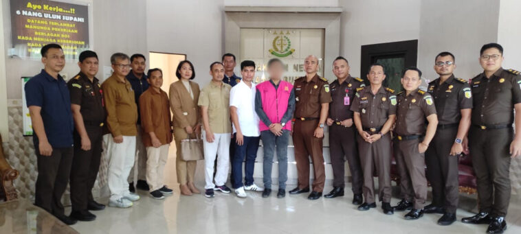 Kanwil DJP Kalselteng Serahkan 6 Wajib Pajak