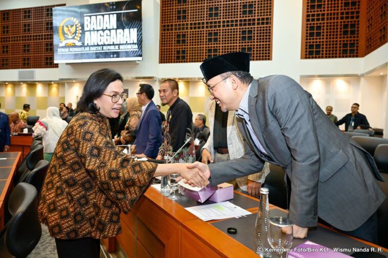 DPR dan Pemerintah Arah Kebijakan dan PNBP